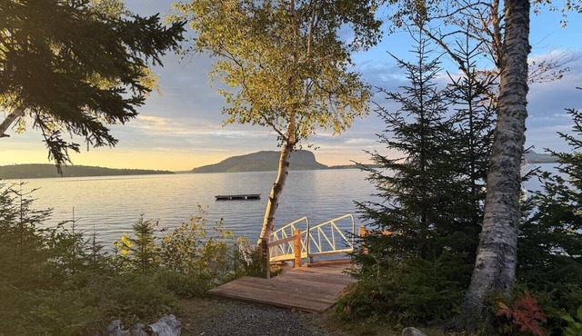 Deer Lodge-Waterfront lodge & cabins on Moosehead