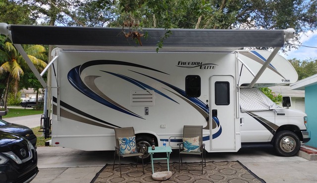 Dog Friendly 1-bedroom camper/RV