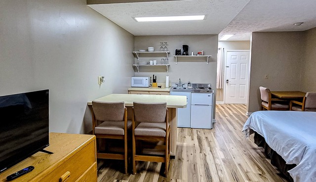 Dog-friendly, 1st-floor studio with golf view & gym - stroll to Douglas Lake
