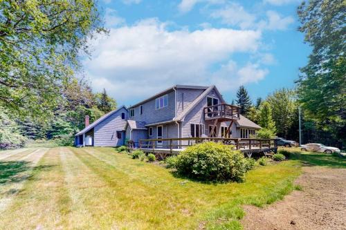 Dog-friendly beach house with WiFi, private washer/dryer, deck, beautiful views