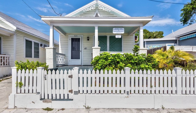 Dog-Friendly Cottage with Private Hot Tub & Garden - Great Downtown Location