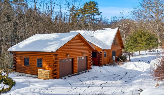 Dog-friendly house w/gas fireplace, bbq grill, balcony, w/d, wifi, Roku TV