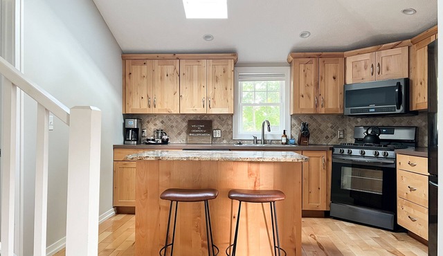 Downtown Douglas-Craftsman Charm-Sleeps 6