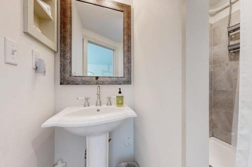 Downtown, ground floor studio near the ocean w/patio, outdoor dining area & more