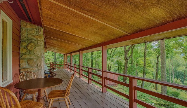 Eagles Nest Cottage- Pet Friendly with amazing views