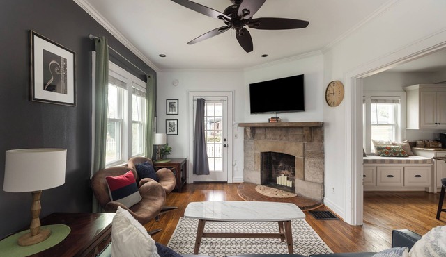 East Nashville Walkable Cottage- Sleeps 8