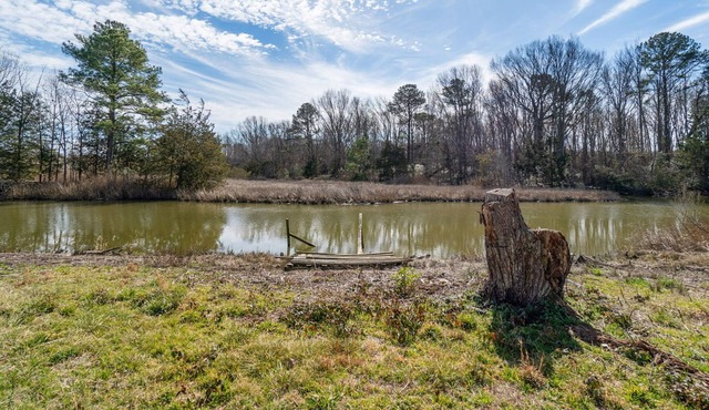 Enormous 6 BR Family Style Home By Waterside