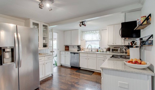 *Family Friendly*1 acre* 3BR*Outdoor Space*