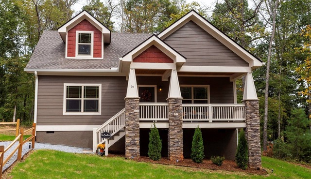 Family-Run, Super Clean Cottage 2 Miles from Asheville