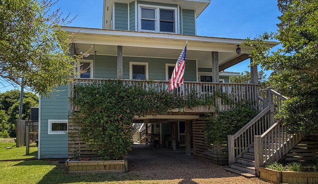 Follow The Heron: Fantastic home with lots of decks.