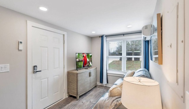Fresh*Cozy*Practical*Budget Friendly Apt (241A)