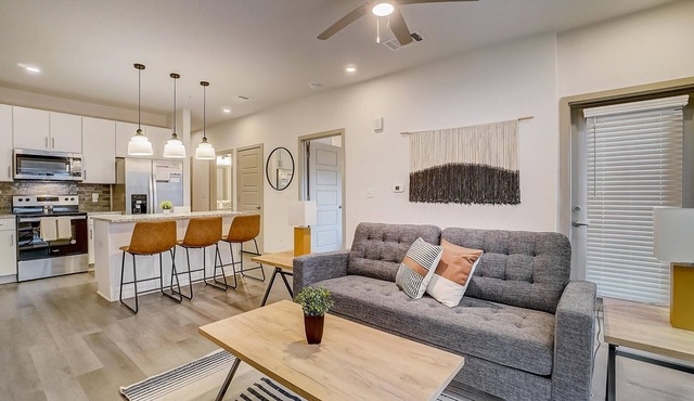 Frontdesk | 1 BR Apt near Botanical Gardens