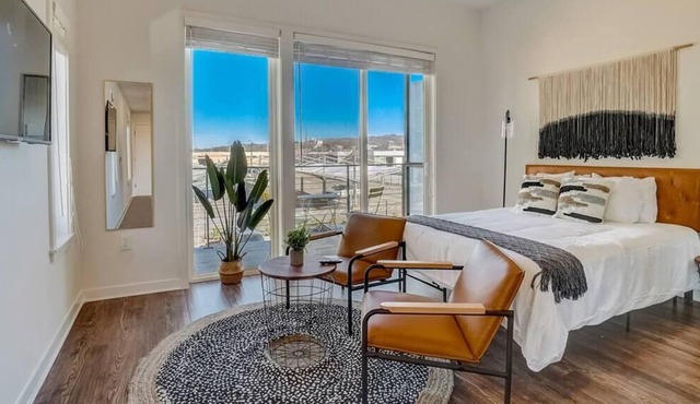Frontdesk | Sunny Studio Apt in Lakeview District