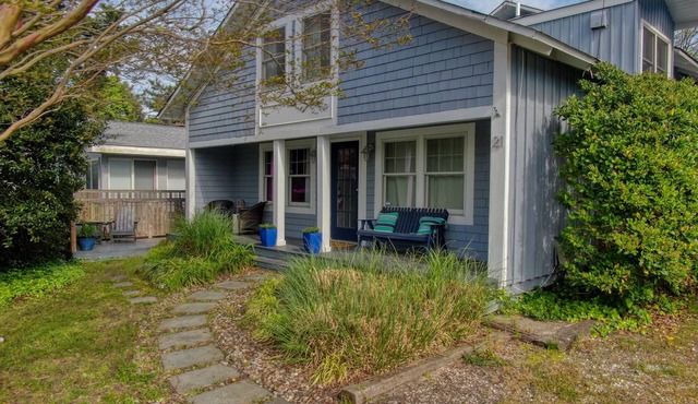 Fully Renovated Cottage by the Sea!