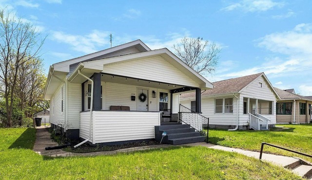 Golden Dome Getaway- 4BR 2BA Home Sleeps 12- walk to campus! Ideal for ND trips