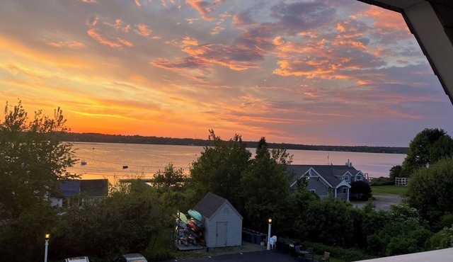 Gorgeous 2 Bedroom, 2 Bathroom Waterfront Apartment with Access to Dock
