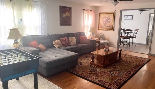 Gorgeous 4-bedroom house with AC in charming Greeneville
