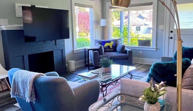 Green Lake · 3BR + Office · Sleeps 6 · Near Light Rail Station, Freeway & Bus