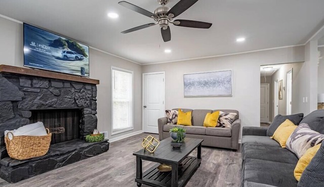 Grey Ranch 3BR - Near Parks & Dining!