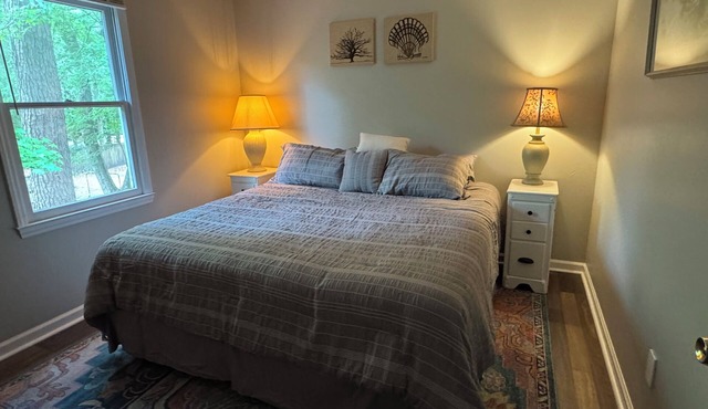 Hidden Gem 10 mins to Downtown or Wrightsville Beach. Brand New King Sized Bed