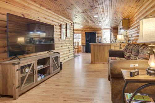 Hike, Golf & Explore: Pet-Friendly Apt in Etowah