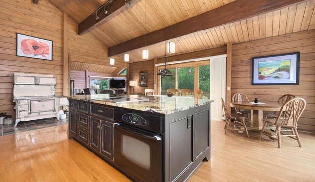 Hilltop Serenity - entire cabin- scenic oasis