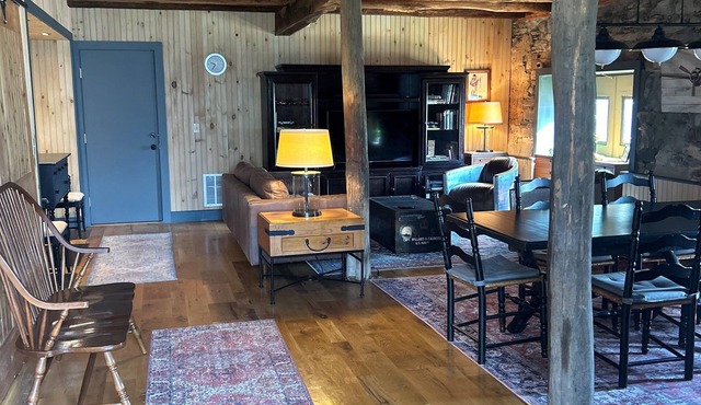 Historic 2-bedroom Cottage in Summit Point, WV