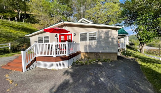 Hope's Cottage-Walk to the Casino! Wifi available & Motorcycle Friendly