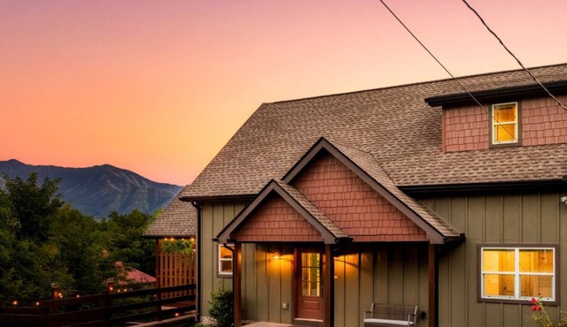 Hot Tub/Game Room/Fire Pit/VIEWS/Luxe Modern - Coyote Cabin