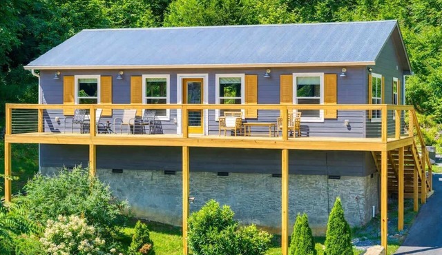 Hot Tub Retreat | 1 Mile to Gatlinburg Fun
