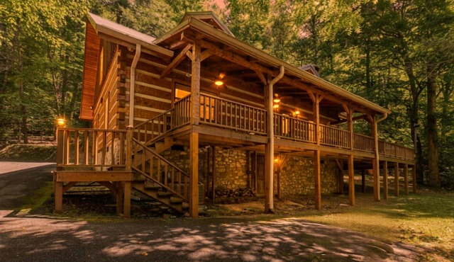 Hounds Retreat Pet Friendly, Wood Fireplace, HotTub, WiFi, Decks