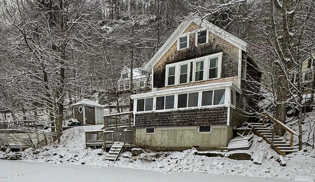 Idyllic Lakefront Retreat: pvt dock & beach for kayaking, swimming & fishing