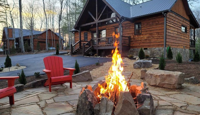 Incredible firepit, luxurious cabin, indoor&outdoor fireplaces. Minutes to town.