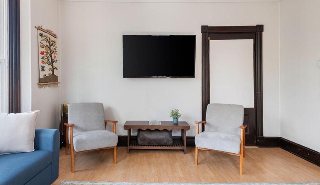 Knock on Wood - Airy Charm in Heart of Downtown