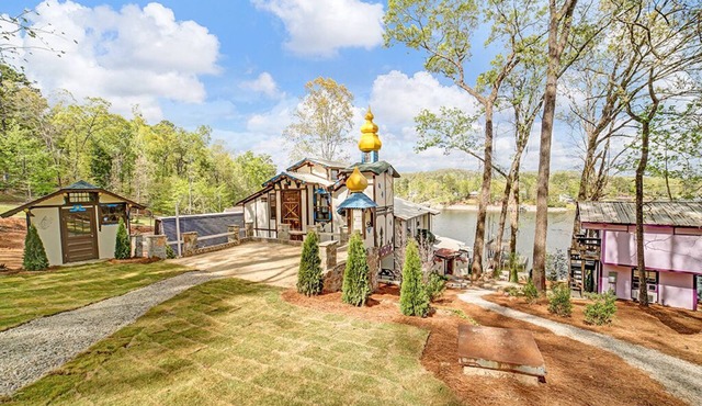 Lake Front Castle with Mini Golf/Pickleball/Arcade/Sleeps 18