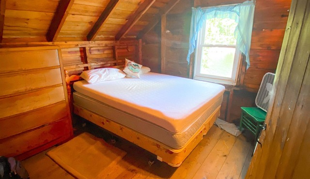 Lake Front Cottage with Private Sandy Beach & Beautiful Sunsets