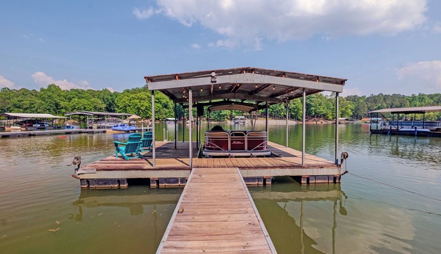 Lake Hartwell ~ Boat ~ Kayaks ~ Fire Pit ~ Private Dock ~ Bar ~ Pool Table