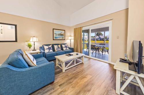 Lakefront Condo with Pools Gym & Hot Tub