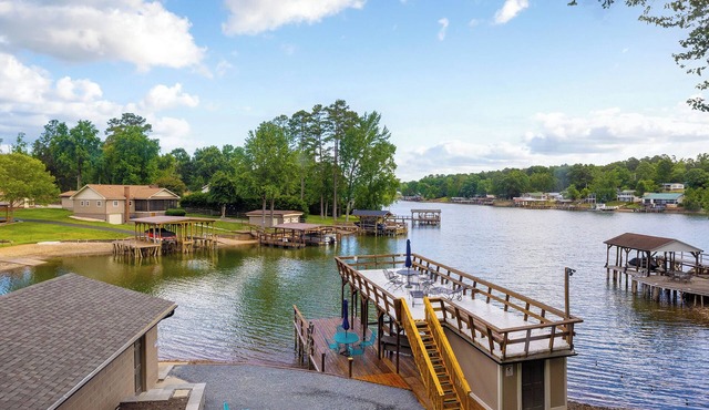 Lakefront on quiet cove at Badin Lake, Bear Necessities. Sleeps 10