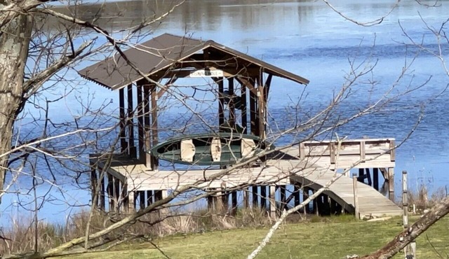 Lakefront- Private Dock w/Kayaks! A Fisherman's Paradise! WITH NEW HOT TUB!