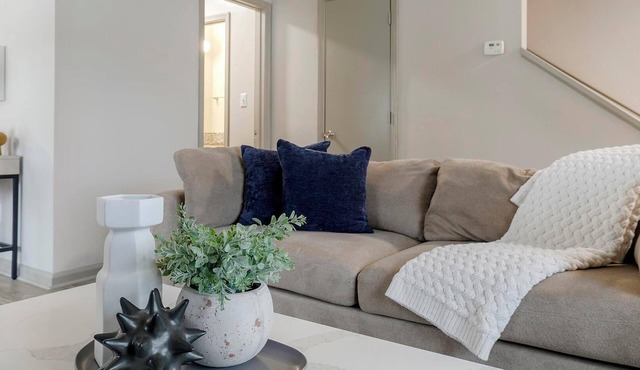 Landing | Beautiful 2BD, Tennis Court, Pool