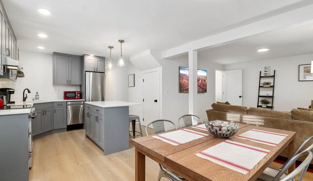 Large Private Apartment. One block to Burke Gilman & Bus. .5M to Children's
