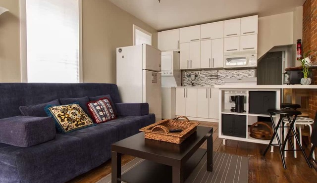 Le Chic Studio with W/D, AC, Private Patio, and fast WiFi in superb Fishtown in Philadelphia