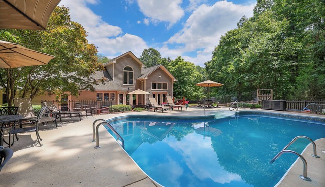 Lg Pool House w/Hot Tub Central to RTP*Pool OPEN*