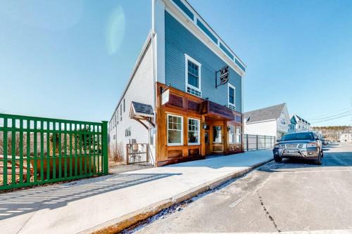 Lovely downtown Northeast Harbor suite near the water and near Acadia