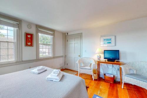 Lovely studio w/full kitchen/free WiFi- next to river/antique shops/restaurants