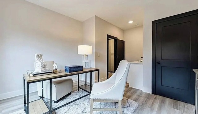 Luxury 2BD/2.5BA Townhome 5 Mins From Airport