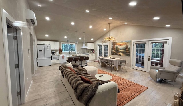 Luxury 3/2, Wheelchair access, Hot Tub+Lift, Yard, Fireplace Walk to Lighthouse