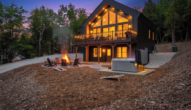Luxury Chalet w/Hot Tub, Game Rooms & Mtn Views