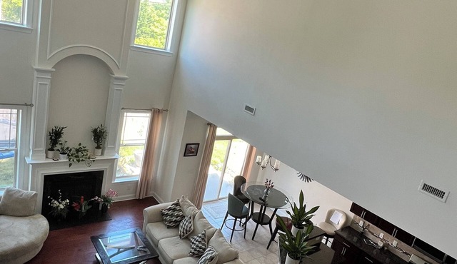 🍀 Luxury Home 3 BDR & 2.5 Bth, 1 King & 2 Queen, Furniture market, HPU, Stadium